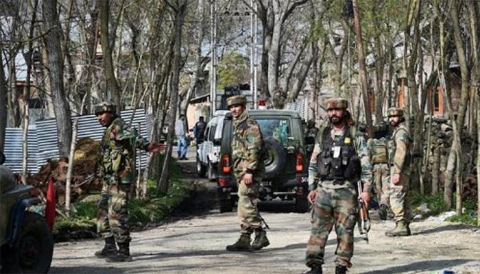 कश्मीर में सेना के काफिले पर आतंकी हमला, दो जवान घायल कश्मीर में सेना के काफिले पर आतंकी हमला, दो जवान घायल