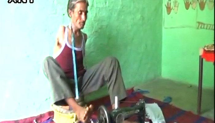दोनों हाथ नहीं पर फिर भी कर लेता है सारे काम, हौसले की मिसाल- देखें तस्वीरें दोनों हाथ नहीं पर फिर भी कर लेता है सारे काम, हौसले की मिसाल- देखें तस्वीरें