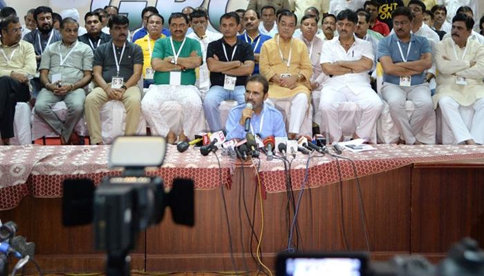 बेंगलुरु में कांग्रेस ने कराई अपने 44 विधायकों की परेड, भाजपा पर लगाया ₹15 करोड़ में खरीदने का आरोप बेंगलुरु में कांग्रेस ने कराई अपने 44 विधायकों की परेड, भाजपा पर लगाया ₹15 करोड़ में खरीदने का आरोप