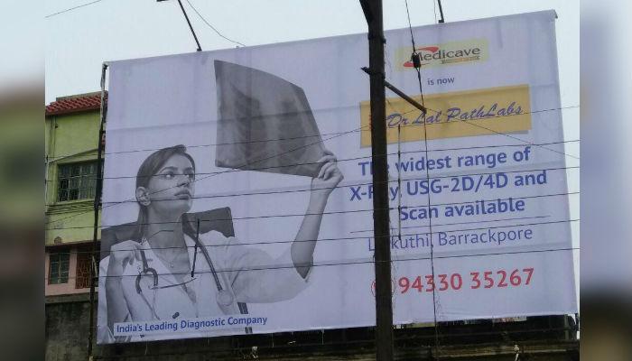 लाल पैथ लैब ने एडवरटाइज होर्डिंग में कर दी ये बड़ी गलती, सोशल मीडिया पर बन रहा मजाक लाल पैथ लैब ने एडवरटाइज होर्डिंग में कर दी ये बड़ी गलती, सोशल मीडिया पर बन रहा मजाक