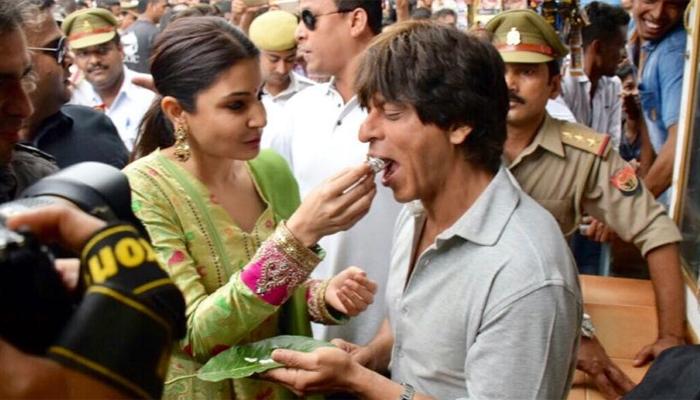 शाहरुख खान का पीछा नहीं छोड़ रहा बनारसी पान, अब ट्विटर पर हुए ट्रोल शाहरुख खान का पीछा नहीं छोड़ रहा बनारसी पान, अब ट्विटर पर हुए ट्रोल
