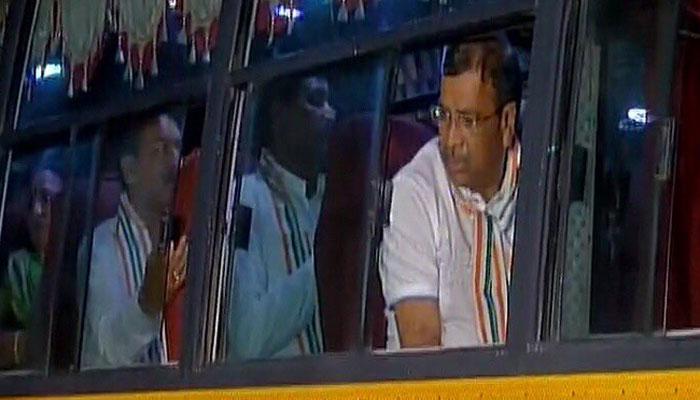 राज्यसभा चुनाव से एक दिन पहले, कांग्रेस के 44 विधायक गुजरात वापस लौटे राज्यसभा चुनाव से एक दिन पहले, कांग्रेस के 44 विधायक गुजरात वापस लौटे