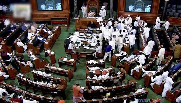 राहुल गांधी पर गुजरात में हमले पर लोस में कांग्रेस का हंगामा; राजनाथ ने कांग्रेस उपाध्यक्ष को लिया आड़े हाथ राहुल गांधी पर गुजरात में हमले पर लोस में कांग्रेस का हंगामा; राजनाथ ने कांग्रेस उपाध्यक्ष को लिया आड़े हाथ