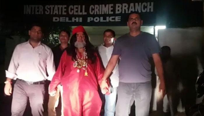 स्वामी ओम गिरफ्तार, भाई ने लगाया साइकिलें और दस्तावेज चुराने का आरोप स्वामी ओम गिरफ्तार, भाई ने लगाया साइकिलें और दस्तावेज चुराने का आरोप