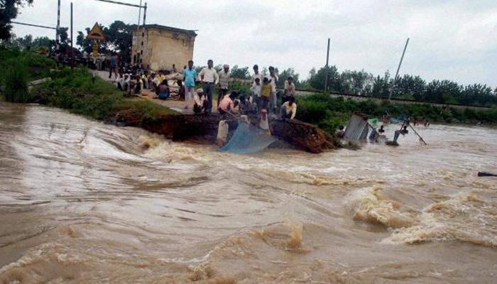 बिहार में बाढ़ से 56 मौतें, 13 जिलों के करीब 70 लाख लोग चपेट में बिहार में बाढ़ से 56 मौतें, 13 जिलों के करीब 70 लाख लोग चपेट में