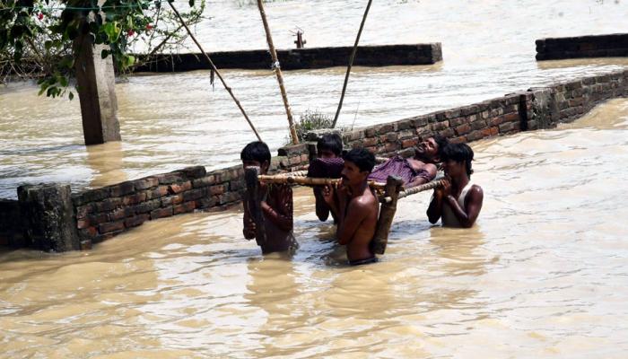 बिहार: 17 जिलों में बाढ़ का कहर, अबतक 153 की मौत, 1 करोड़ से अधिक की आबादी पर असर बिहार: 17 जिलों में बाढ़ का कहर, अबतक 153 की मौत, 1 करोड़ से अधिक की आबादी पर असर