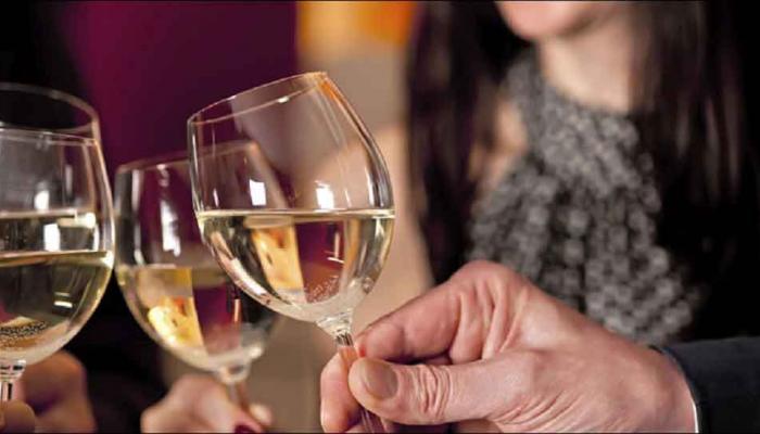 एयरपोर्ट में शराब की बिक्री रोकने की याचिका पर हाईकोर्ट ने किया सुनवाई से इनकार एयरपोर्ट में शराब की बिक्री रोकने की याचिका पर हाईकोर्ट ने किया सुनवाई से इनकार