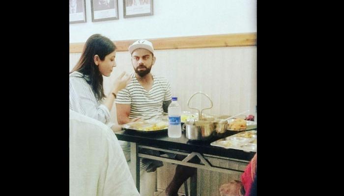 देखें, एक साथ खाना खाते हुए अनुष्का शर्मा और विराट कोहली कैमरे मे हुए कैद देखें, एक साथ खाना खाते हुए अनुष्का शर्मा और विराट कोहली कैमरे मे हुए कैद