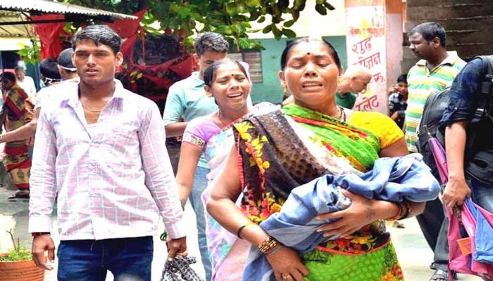 गोरखपुर में बच्चों की मौत: बड़ों को बख्शा, छोटों पर कार्रवाई, यही है न्याय! गोरखपुर में बच्चों की मौत: बड़ों को बख्शा, छोटों पर कार्रवाई, यही है न्याय!