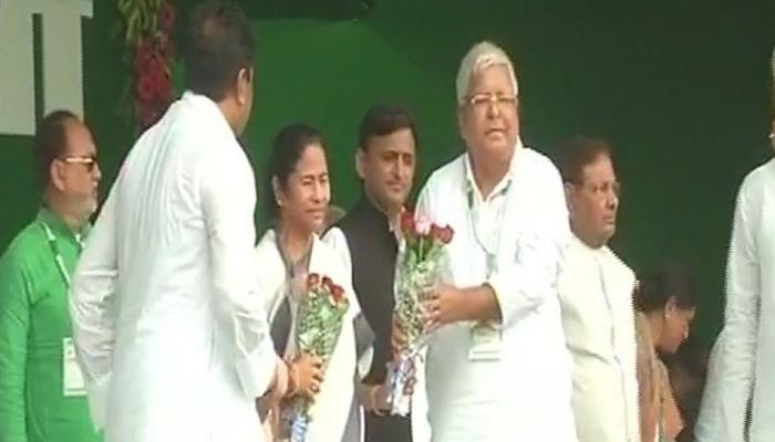 बीजेपी के खिलाफ लालू का शंखनाद, RJD समर्थकों से पटा गांधी मैदान बीजेपी के खिलाफ लालू का शंखनाद, RJD समर्थकों से पटा गांधी मैदान
