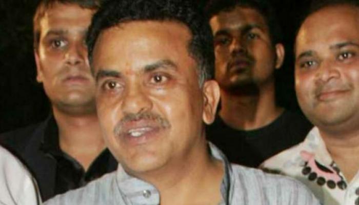 अमिताभ बच्चन घर के बाहर प्रदर्शन करने से पहले ही संजय निरुपम हिरासत में अमिताभ बच्चन घर के बाहर प्रदर्शन करने से पहले ही संजय निरुपम हिरासत में