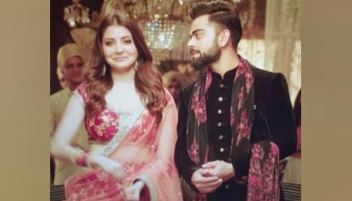 PICS : लहंगे में इतनी प्यारी लग रही थीं अनुष्का, विराट भी नहीं हटा पाए नजरें PICS : लहंगे में इतनी प्यारी लग रही थीं अनुष्का, विराट भी नहीं हटा पाए नजरें