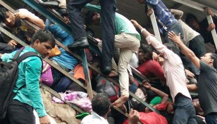 LIVE : मुंबई के एलफिंस्टन रेलवे स्टेशन पर भगदड़, 21 की मौत, 30 घायल, हेल्पलाइन नंबर जारी