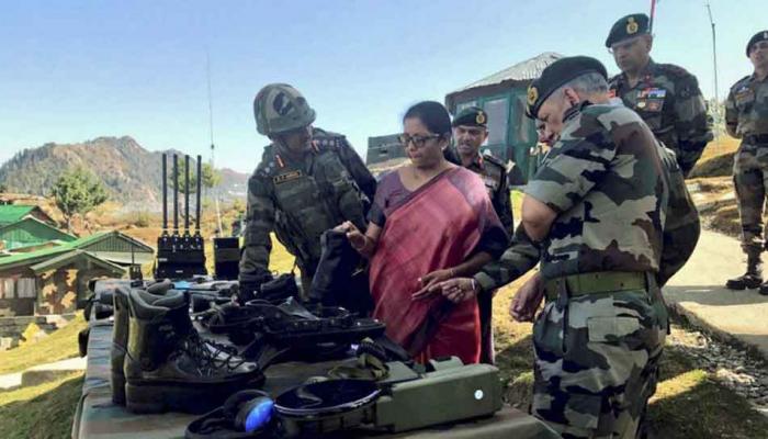 रक्षा मंत्री निर्मला सीतारमण का कुपवाड़ा में LoC दौरा, सीमाई सुरक्षा का लिया जायजा रक्षा मंत्री निर्मला सीतारमण का कुपवाड़ा में LoC दौरा, सीमाई सुरक्षा का लिया जायजा