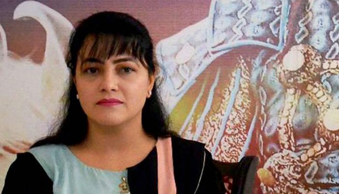 राम रहीम की मुंहबोली बेटी हनीप्रीत ने पंचकूला में किया सरेंडर राम रहीम की मुंहबोली बेटी हनीप्रीत ने पंचकूला में किया सरेंडर