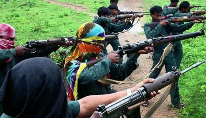 हाथ से पिस्टल छीन सिपाही ने बरसाई गोलियां, भाग खड़े हुए नक्सली हाथ से पिस्टल छीन सिपाही ने बरसाई गोलियां, भाग खड़े हुए नक्सली