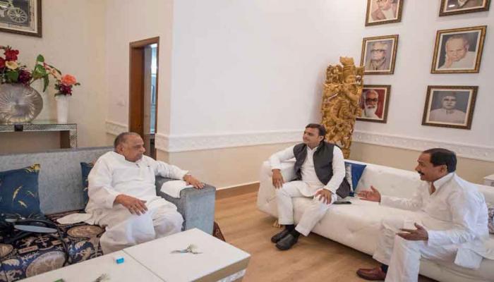 सपा के राष्ट्रीय अध्यक्ष बनने के बाद पिता के घर पहुंचे अखिलेश, लिया आशीर्वाद सपा के राष्ट्रीय अध्यक्ष बनने के बाद पिता के घर पहुंचे अखिलेश, लिया आशीर्वाद
