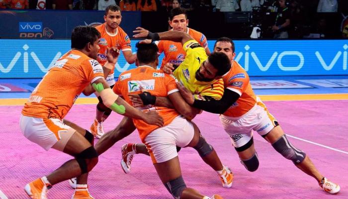 प्रो कबड्डी लीग: पुनेरी पलटन की घर में दूसरी हार, रोमांचक मुकाबले में गुजरात ने मारी बाजी प्रो कबड्डी लीग: पुनेरी पलटन की घर में दूसरी हार, रोमांचक मुकाबले में गुजरात ने मारी बाजी