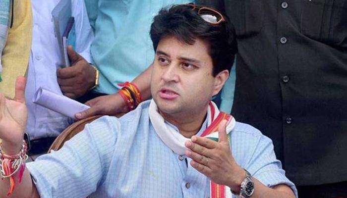 मप्र में सड़कों की स्थिति को लेकर शिवराज पर सिंधिया का कटाक्ष मप्र में सड़कों की स्थिति को लेकर शिवराज पर सिंधिया का कटाक्ष