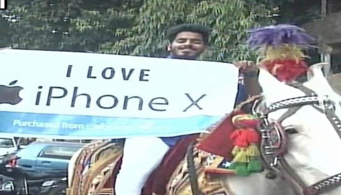 iPhone X की दीवानगी: घोड़े पर सवार होकर बैंड-बाजे के साथ फोन लेने पहुंचा युवक iPhone X की दीवानगी: घोड़े पर सवार होकर बैंड-बाजे के साथ फोन लेने पहुंचा युवक
