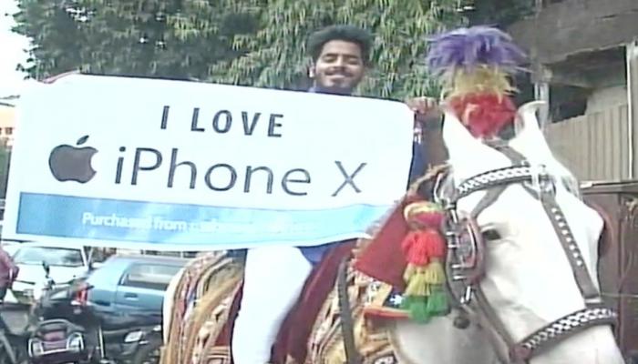 VIDEO: घोड़े पर सवार बैंड-बाजे के साथ Iphone X खरीदने पहुंचा ये शख्स VIDEO: घोड़े पर सवार बैंड-बाजे के साथ Iphone X खरीदने पहुंचा ये शख्स