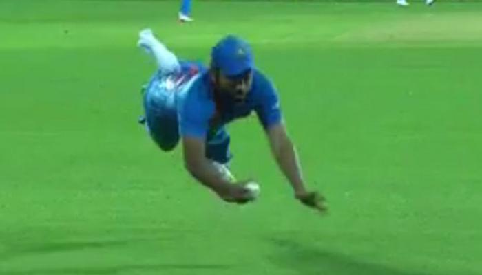 VIDEO : अब रोहित शर्मा बने 'सुपरमैन', उड़कर लपका कॉलिन मुनरो का कैच VIDEO : अब रोहित शर्मा बने 'सुपरमैन', उड़कर लपका कॉलिन मुनरो का कैच