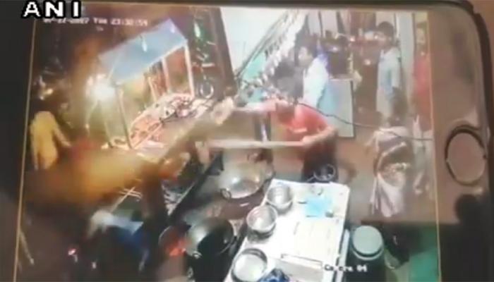 VIDEO: शिकायत करने पर दौड़ाकर फेंका खौलता हुआ तेल, जानें फिर क्या हुआ VIDEO: शिकायत करने पर दौड़ाकर फेंका खौलता हुआ तेल, जानें फिर क्या हुआ