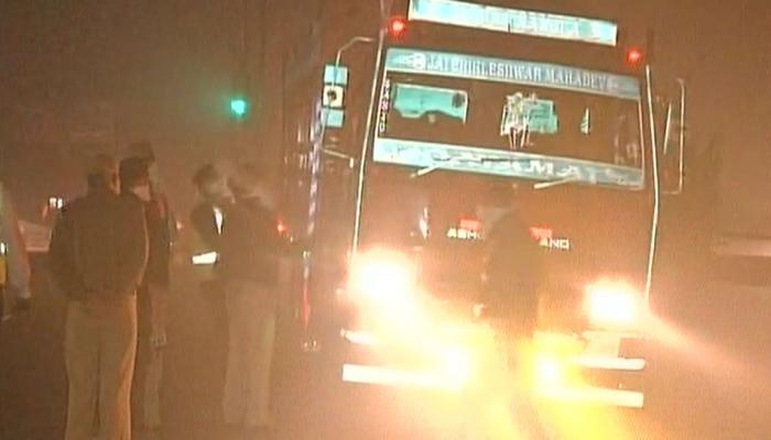 प्रदूषण का आपातकालः दिल्ली बॉर्डर पर रोके गए ट्रक, केवल जरूरी सामनों की एंट्री प्रदूषण का आपातकालः दिल्ली बॉर्डर पर रोके गए ट्रक, केवल जरूरी सामनों की एंट्री