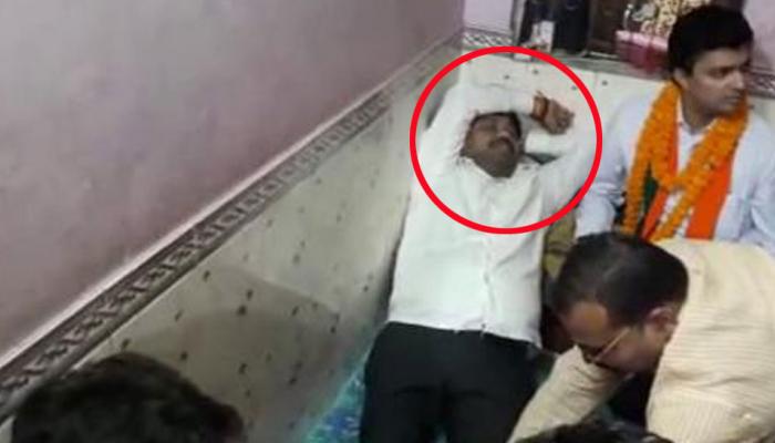 VIDEO: BJP कार्यकर्ताओं से मसाज कराते दिखे यूपी के मंत्री नंद गोपाल नंदी VIDEO: BJP कार्यकर्ताओं से मसाज कराते दिखे यूपी के मंत्री नंद गोपाल नंदी
