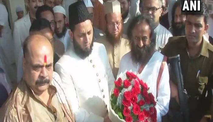 अयोध्या मामलाः फिरंगी महली मुलाकात के बाद बोले श्री श्री-'अमन की कोशिश जारी रहेगी' अयोध्या मामलाः फिरंगी महली मुलाकात के बाद बोले श्री श्री-'अमन की कोशिश जारी रहेगी'