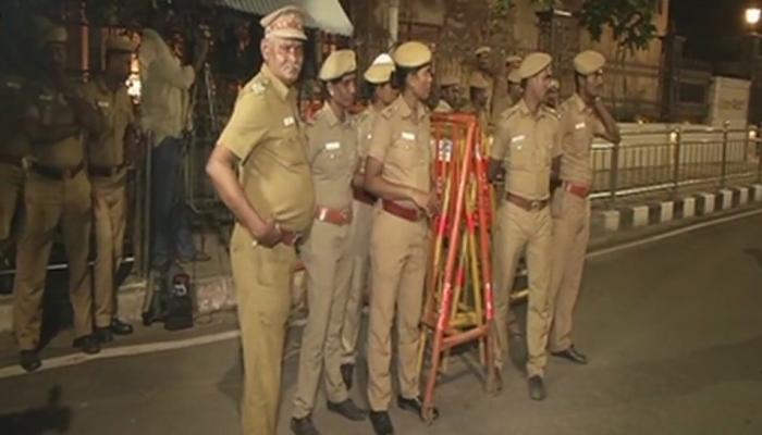 जयललिता के 'पोइस गार्डन' पर इनकम टैक्स की छापेमारी, शशिकला के कमरे की भी तलाशी जयललिता के 'पोइस गार्डन' पर इनकम टैक्स की छापेमारी, शशिकला के कमरे की भी तलाशी