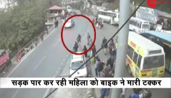 CCTV में कैद हुआ एक्सिडेंट का ये VIDEO Watch: Bike bumps into a woman in Shimla
