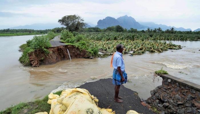 मुंबई में बारिश के बाद 'ओखी' तूफ़ान गुजरात तट के करीब, 70 किमी/घंटे तक पहुंचेगी हवा की रफ़्तार मुंबई में बारिश के बाद 'ओखी' तूफ़ान गुजरात तट के करीब, 70 किमी/घंटे तक पहुंचेगी हवा की रफ़्तार