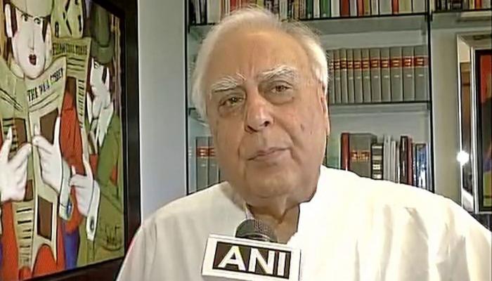 SC में अपनी दलील पर फंसे कपिल सिब्बल, PM ने कहा वजह स्पष्ट करें, तो सुन्नी बोर्ड ने ठहराया गलत SC में अपनी दलील पर फंसे कपिल सिब्बल, PM ने कहा वजह स्पष्ट करें, तो सुन्नी बोर्ड ने ठहराया गलत