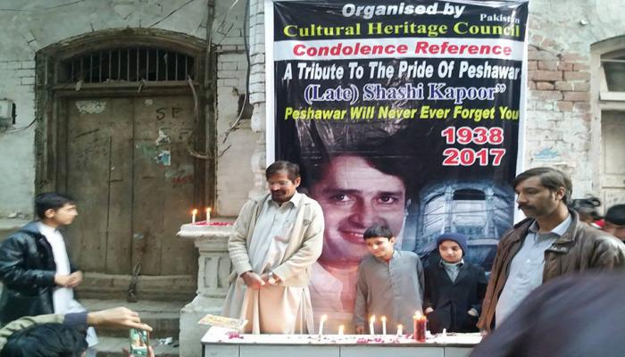शशिकपूर की याद में पाकिस्तान के पेशावर में निकला गया कैंडल मार्च शशिकपूर की याद में पाकिस्तान के पेशावर में निकला गया कैंडल मार्च
