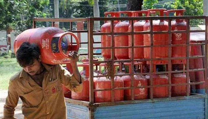 गुजरात चुनाव: तेल कंपनियों ने इस महीने नहीं बढ़ाये रसोई गैस के दाम गुजरात चुनाव: तेल कंपनियों ने इस महीने नहीं बढ़ाये रसोई गैस के दाम