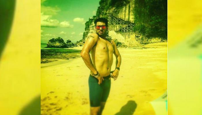 युवराज ने फिर उतारी शर्ट, जहीर, भज्जी, रोहित से पूछा एक दिन में आ जाएंगे Six pack युवराज ने फिर उतारी शर्ट, जहीर, भज्जी, रोहित से पूछा एक दिन में आ जाएंगे Six pack