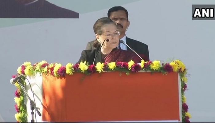 राहुल की ताजपोशी पर बोलीं सोनिया गांधी, 'व्यक्तिगत हमलों ने राहुल को निडर बनाया' राहुल की ताजपोशी पर बोलीं सोनिया गांधी, 'व्यक्तिगत हमलों ने राहुल को निडर बनाया'