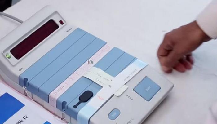 गुजरात के भरूच जिले में EVMs मशीनें लेकर जाने वाला ट्रक पलटा गुजरात के भरूच जिले में EVMs मशीनें लेकर जाने वाला ट्रक पलटा