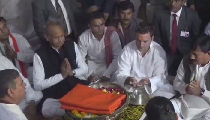 कांग्रेस अध्यक्ष बनने के बाद गुजरात दौरे पर राहुल गांधी, सोमनाथ मंदिर में की पूजा-अर्चना कांग्रेस अध्यक्ष बनने के बाद गुजरात दौरे पर राहुल गांधी, सोमनाथ मंदिर में की पूजा-अर्चना