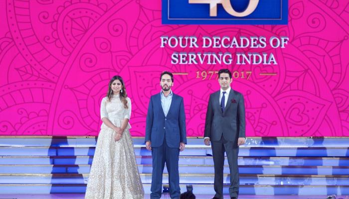 Jio को लेकर शाहरुख खान से हुई बड़ी गलती, मुकेश अंबानी के बेटे ने मंच पर ही टोका Jio को लेकर शाहरुख खान से हुई बड़ी गलती, मुकेश अंबानी के बेटे ने मंच पर ही टोका