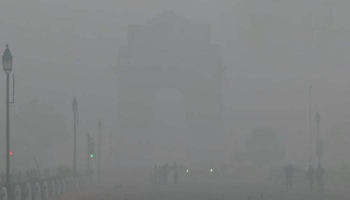 धुंध ने किया क्रिसमस की सुबह का स्वागत, 17 ट्रेनें हुईं रद्द धुंध ने किया क्रिसमस की सुबह का स्वागत, 17 ट्रेनें हुईं रद्द