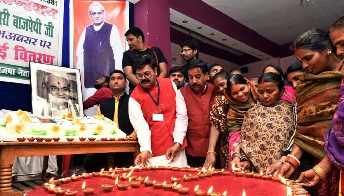अटल बिहारी वाजपेयी के जीवन पर बनेगी फिल्म, लीड रोल पर सस्पेंस बरकरार अटल बिहारी वाजपेयी के जीवन पर बनेगी फिल्म, लीड रोल पर सस्पेंस बरकरार