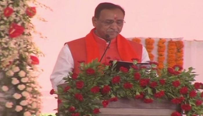 गुजरातः बीजेपी की छठी बार सरकार, सीएम विजय रूपाणी समेत 20 मंंत्रियों ने ली शपथ गुजरातः बीजेपी की छठी बार सरकार, सीएम विजय रूपाणी समेत 20 मंंत्रियों ने ली शपथ