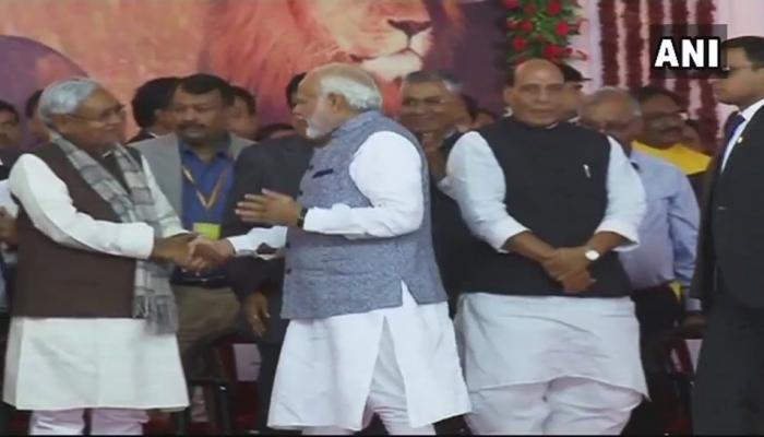 शपथ ग्रहण समारोह: 15 साल बाद गुजरात पहुंचे नीतीश कुमार, PM मोदी से मिलाया हाथ शपथ ग्रहण समारोह: 15 साल बाद गुजरात पहुंचे नीतीश कुमार, PM मोदी से मिलाया हाथ