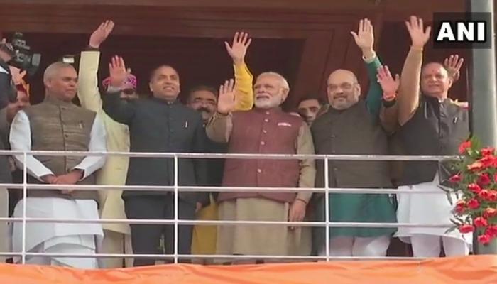 हिमाचल प्रदेश के 14वें मुख्यमंत्री बने जयराम ठाकुर, 11 मंत्रियों के साथ ली शपथ हिमाचल प्रदेश के 14वें मुख्यमंत्री बने जयराम ठाकुर, 11 मंत्रियों के साथ ली शपथ