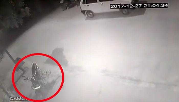 घर के बाहर खड़ी थी बाइक, कोई आया और आग लगाकर भाग गया, CCTV में रिकॉर्ड हुई वारदात घर के बाहर खड़ी थी बाइक, कोई आया और आग लगाकर भाग गया, CCTV में रिकॉर्ड हुई वारदात