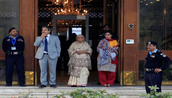 एक PAK पत्रकार का दर्द : 'जाधव की पत्नी और मां से पाकिस्तानी मीडिया के बर्ताव से मैं क्यों नाराज हूं' एक PAK पत्रकार का दर्द : 'जाधव की पत्नी और मां से पाकिस्तानी मीडिया के बर्ताव से मैं क्यों नाराज हूं'