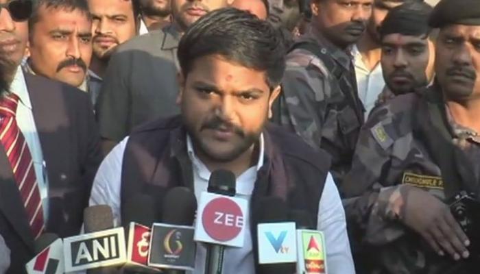 हार्दिक पटेल का नितिन पटेल को ऑफर, 'अपने साथ 10 MLA लाएं तो कांग्रेस से करेंगे बात' हार्दिक पटेल का नितिन पटेल को ऑफर, 'अपने साथ 10 MLA लाएं तो कांग्रेस से करेंगे बात'