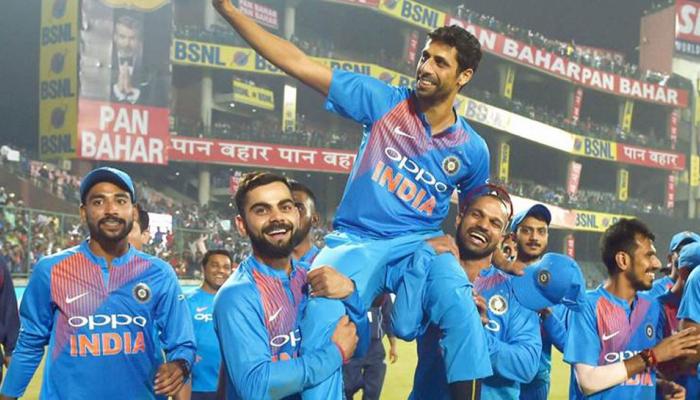 विराट कोहली की टीम के नए कोच बने 'नेहराजी' विराट कोहली की टीम के नए कोच बने 'नेहराजी'